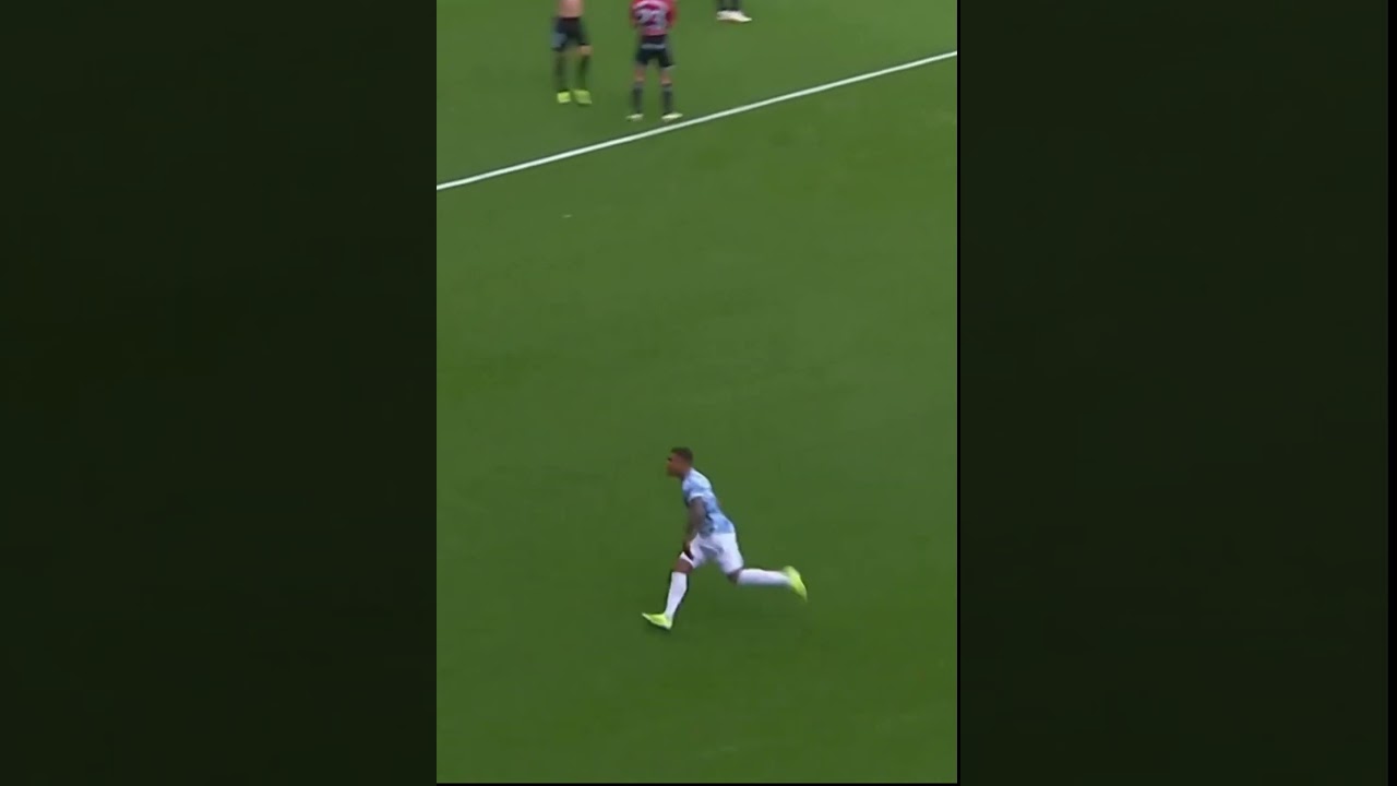 Закрутил мяч в паутину ворот 