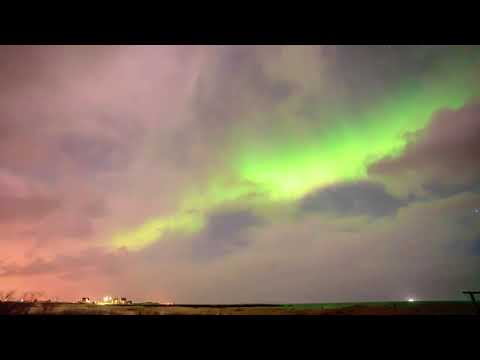 Nordlicht-Wolken-Kampf während Sonnensturm