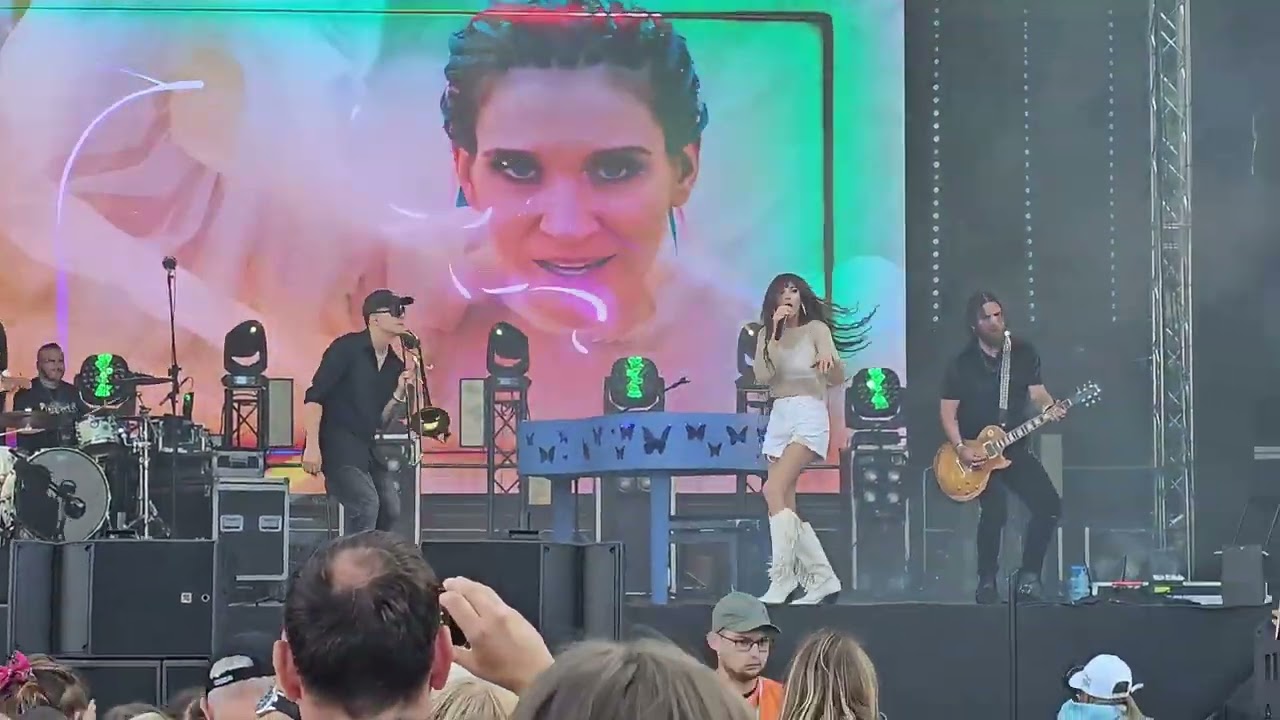 Fragmenty koncertu Sylwii Grzeszczak w Szczecinie na Wałach Chrobrego podczas The Tall Ships Races