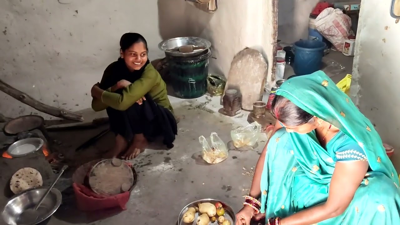 आलू टमाटर की सब्जी बनाई l मम्मी आटा बढ़ा गया है तो मम्मी गेहूं धो रही है #poortiprajapativlog 