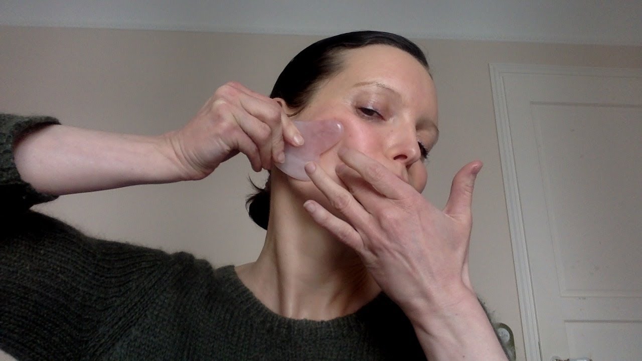 Auto-massage de détente musculaire au Gua Sha pour un visage et un esprit détendus et apaisés