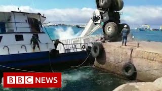 Oil spill as barge sinks in Galapagos Islands - BBC News