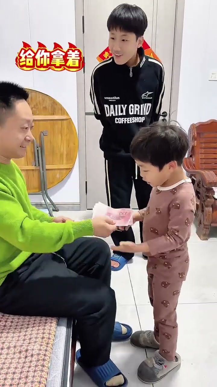 这可能是大儿子最后一次拜年了#Cute baby#Cute#呆萌小米宝#聪明宝宝#萌娃
