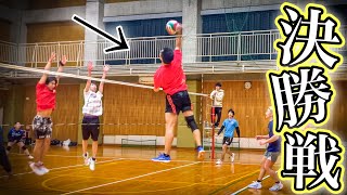 (Volleyball game) It is a final match with a sense of tension