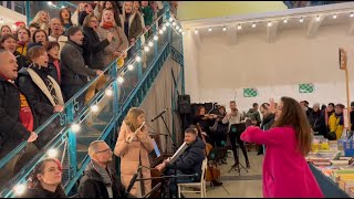 Adiemus (Karl Jenkins) - Flash mob - The Choir Spievanie nás baví leading by Anna Re Resimi