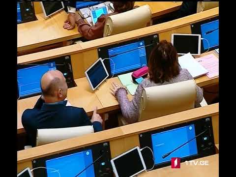 პარლამენტის დღევანდელი პლენარული სხდომა ცხარე კამათის ფონზე გაიხსნა