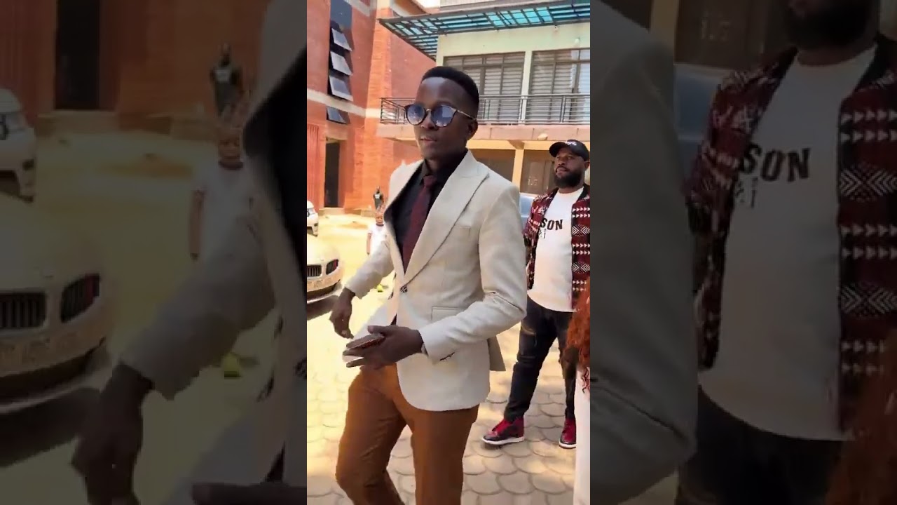 Chicken Chicken Ne Mukyala we  Nga Batuuka Ku Church ya Pastor Bugembe