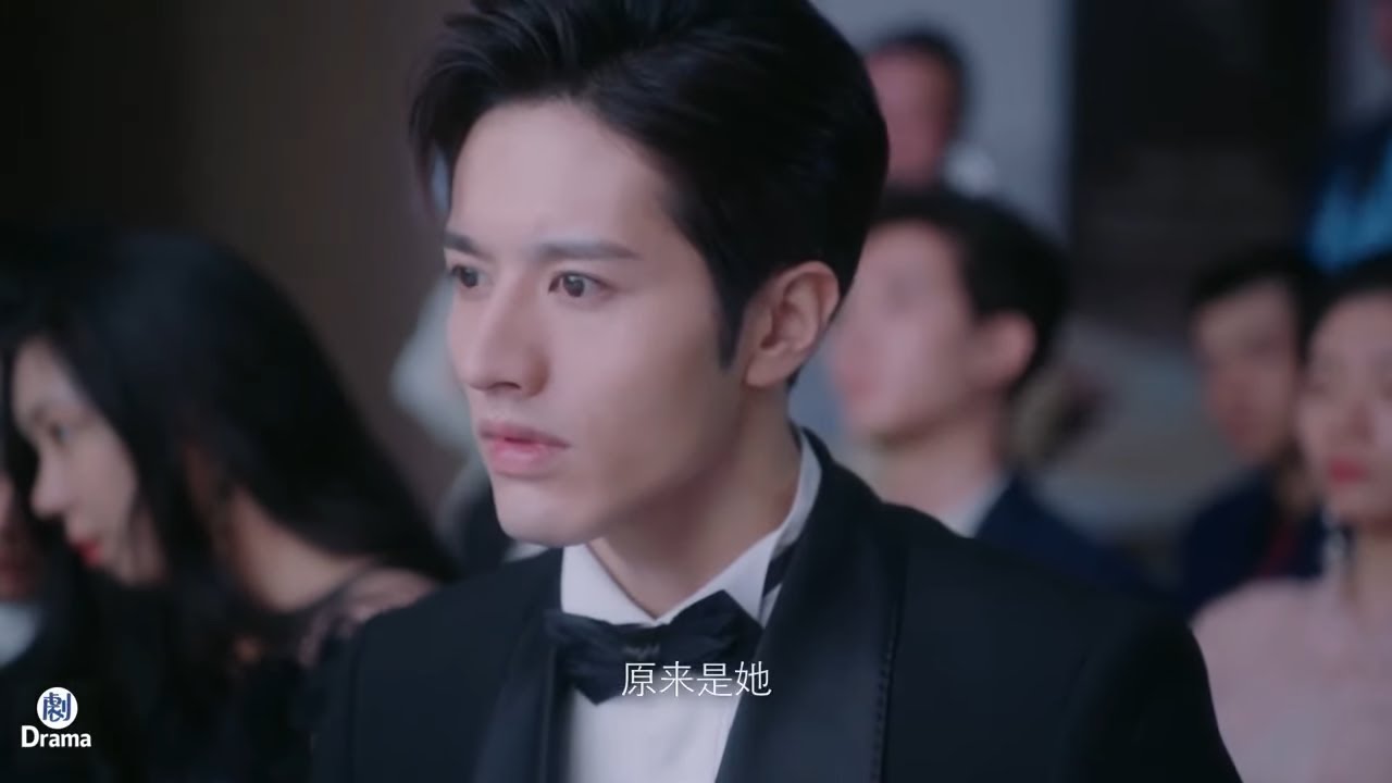 窮姑娘一個舉動，總裁認出她就是失散多年的兒時初戀，當場花二百萬為她買下定情信物