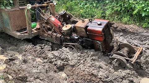 Xe công nông chơ chuối đi găp đường qua lấy trơn rất khoe và cái kết