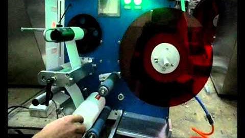 semi-automatic round labelling machie round labeller 半自动圆瓶贴标机.wmv