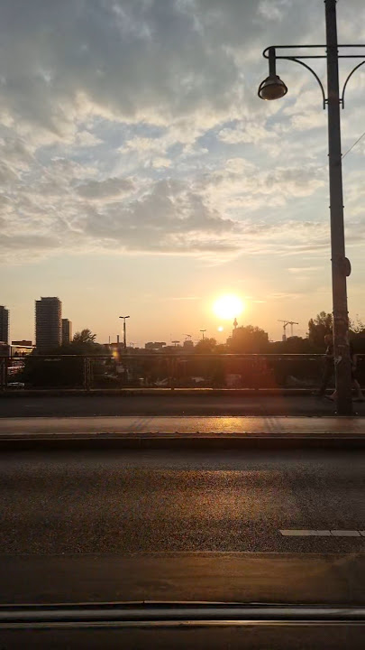 Khruangbin & Leon Bridges Texas Sun - Berlin Warschauer Brücke
