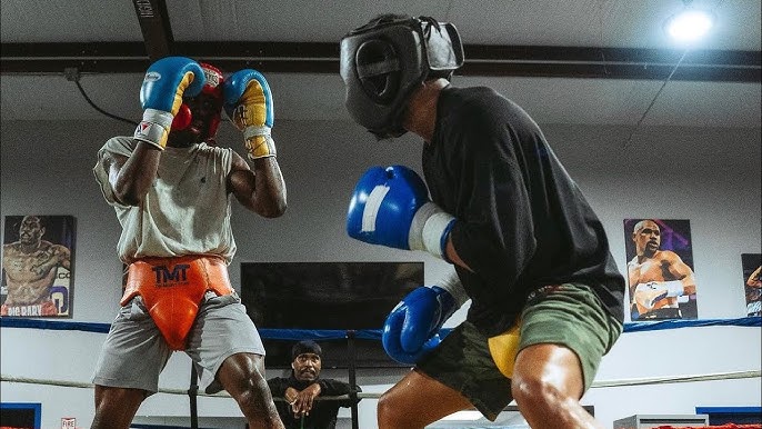 Shakur Stevenson SPARRING Richardson Hitchins infront of Floyd Mayweather -  YouTube