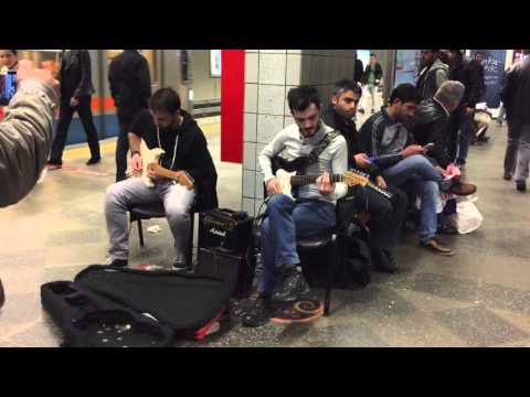 Metro istasyonunda elektro gitar keyfi