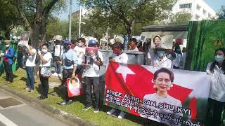 缅甸人在泰国联合国门口抗议军政府政变