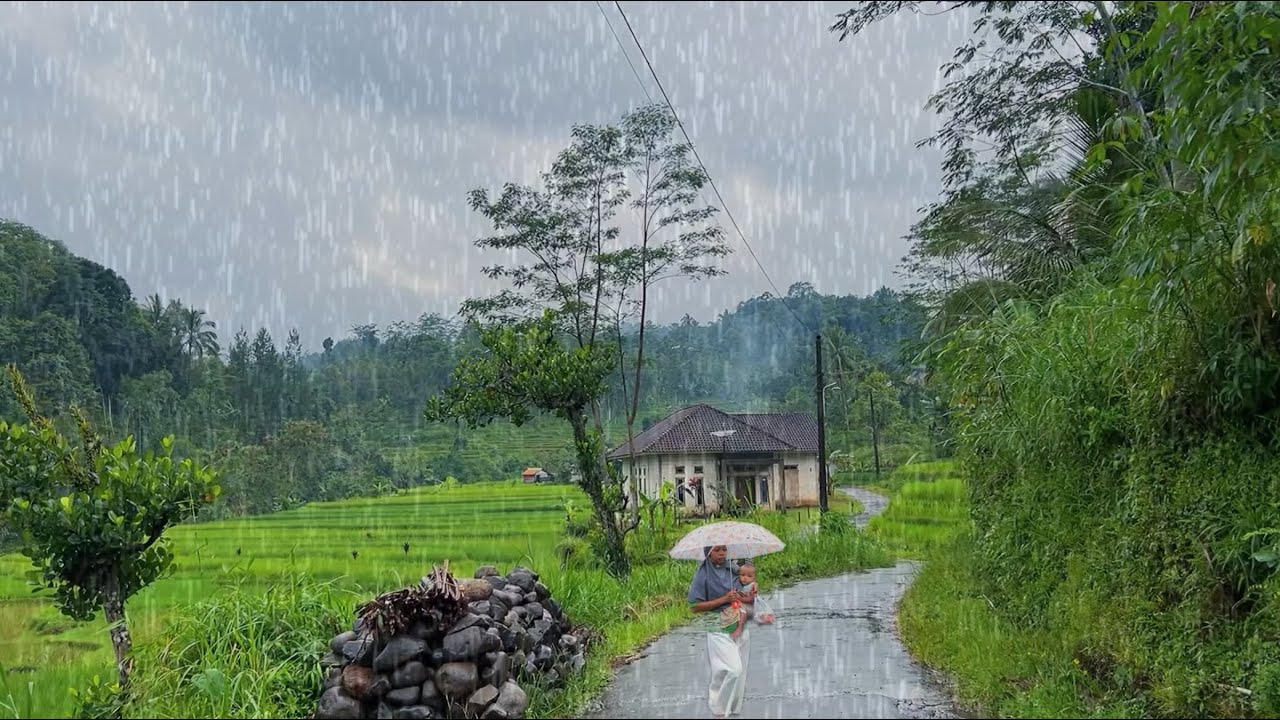 Сильный дождь в зеленой деревне на скале || Рискованное путешествие в Лебакбаранге, Индонезия