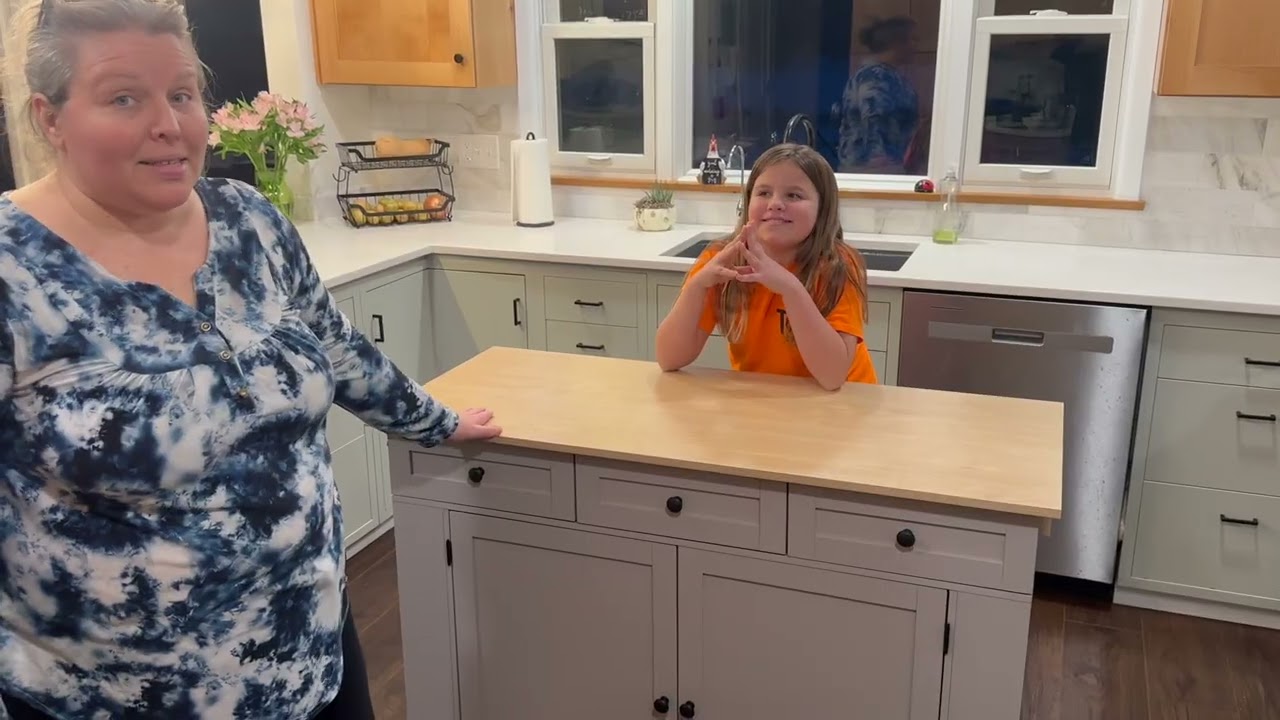 Ознакомьтесь с конструкцией и всеми функциями передвижного кухонного острова GarveeHome со складн...