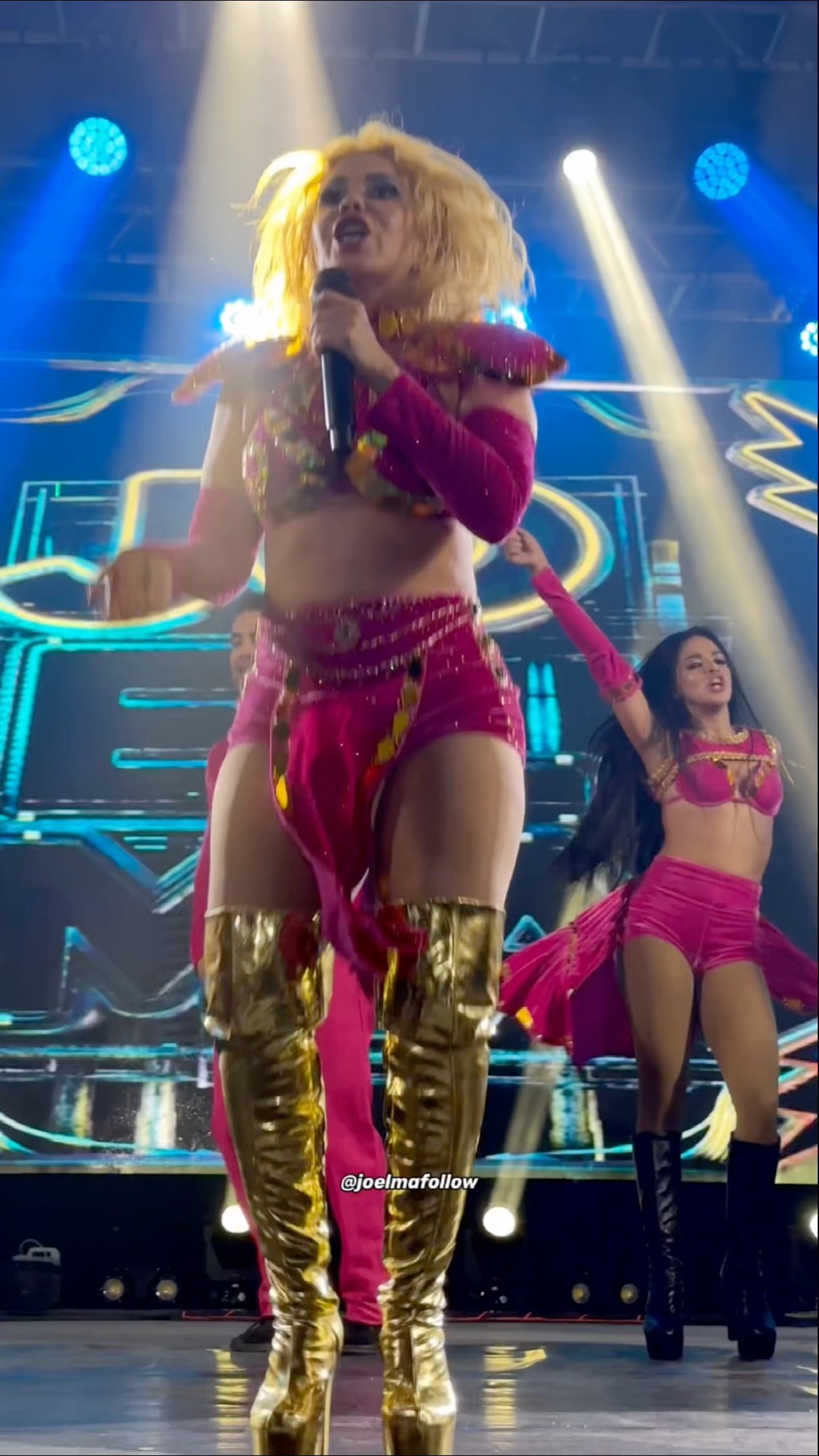 Joelma dançando enlouquecidamente