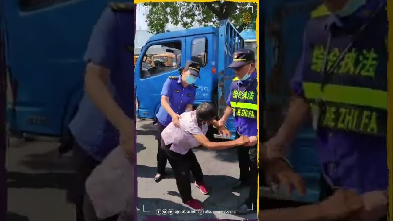 عجوز صيني يضرب رأسه بشدة بعد مصادرة عربته