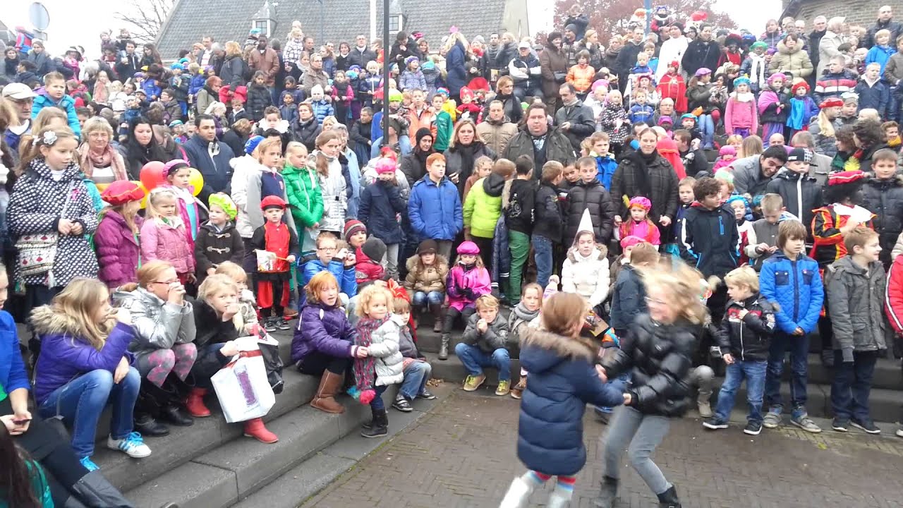 Daar wordt aan de deur geklopt... - YouTube