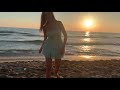 دومينيك حوراني على الشاطئ تنفعل وترقص على أنغام اغنية فرخة ماشية     