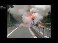 トラックが路上で炎上...中央分離帯に乗り上げたか...ケガ人なし 北海道・美幌町の美幌バイパス 一時通行止めに (23/08/08 11:43)