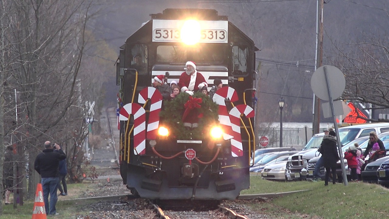 4K: 2016 Conrail Santa Train - Train Horns, Sirens and Santa