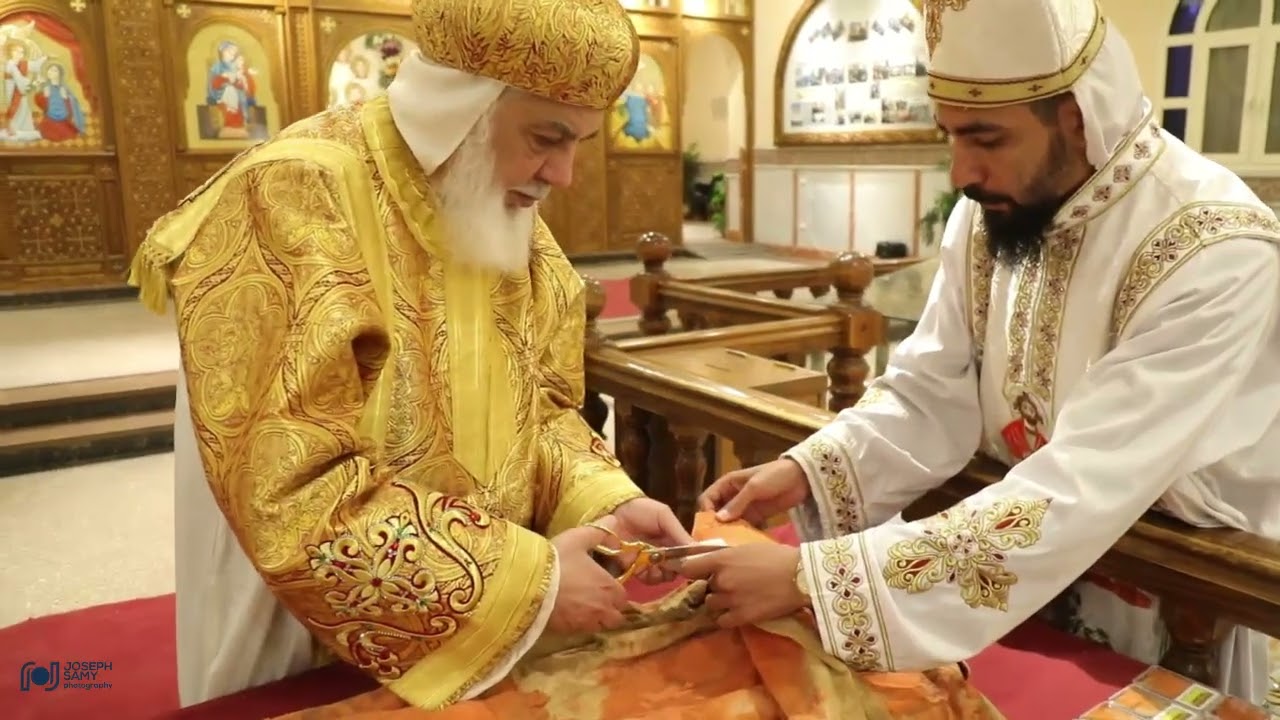 قداسة البابا يستعرض مدى تأثر وإعجاب قداسة البابا فرنسيس بهدية نيافة الحبر الجليل الأنبا بڤنوتيوس