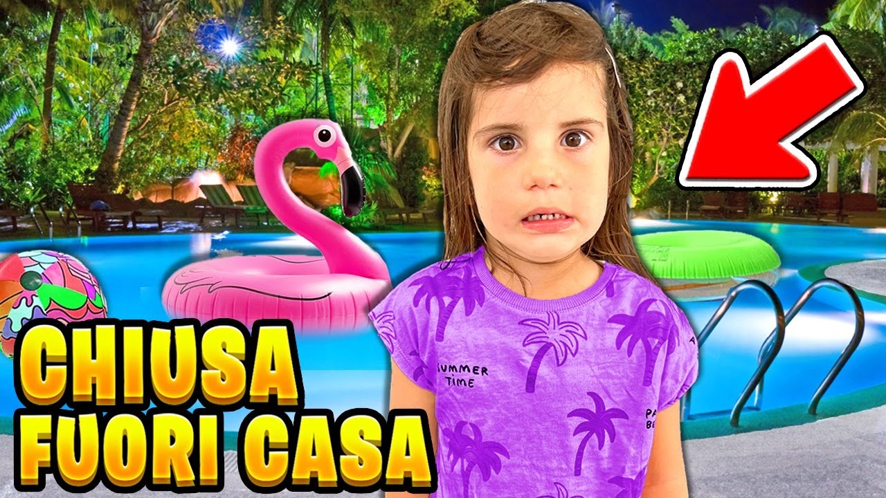AURORA RIMANE CHIUSA FUORI DI CASA MENTRE FA IL BAGNO IN PISCINA ALLE 3 DI NOTTE! *Piange*