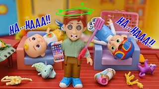 Tomtom plays vs JJ with the water and gets the house wet | Pretend Play with Cocomelon Toys