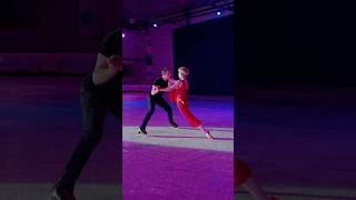 Ballet on Ice - "Croisement de pointes", by MOINS 5
