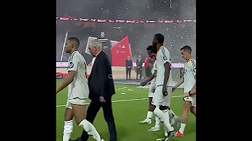 تتويج برشلونة أمام لاعبي ريال مدريد Realmadrid Fcbarcelona ريال مدريد برشلونة 