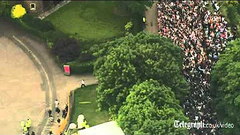 London 2012 Olympics torch relay: Gloriana carries flame on final leg