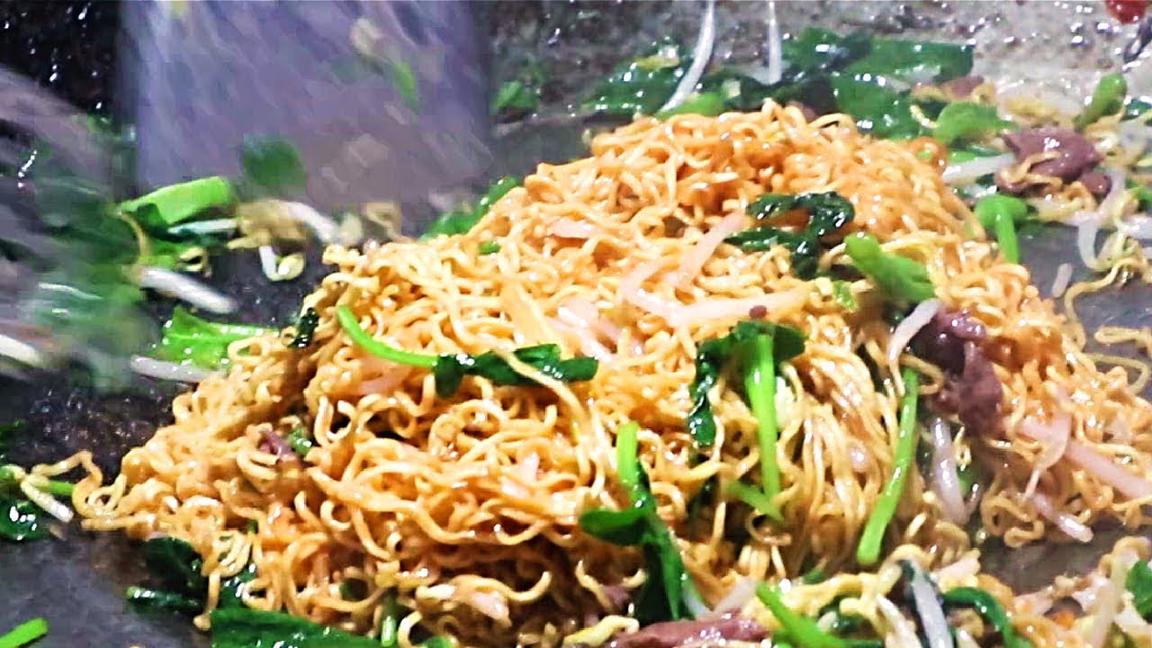 Cambodia Street Food Khmer Mee Char aka Stir Fry Noodle in Phnom Penh