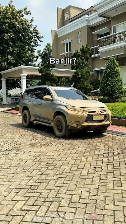 pov perbedaan cumi dan bmw #automobile #beranda saat banjir tiba🦑 #fyp #banjir #pajero #bmw