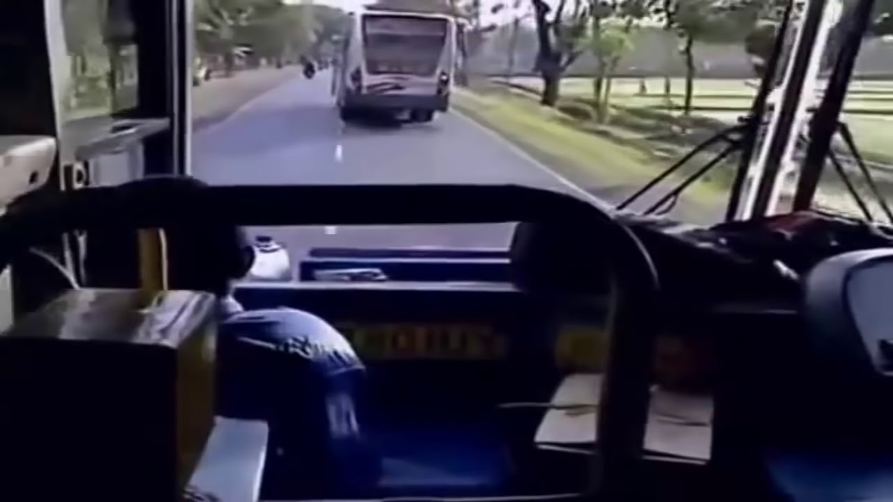 MENEGANGKAN AKSI GILA BUS SUMBER KENCONO VS BUS MIRA YouTube