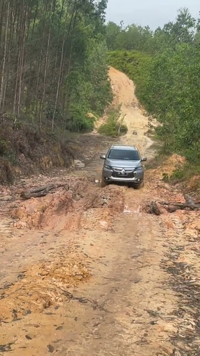 pajero sport naik tanjakan gunung #viral #subscribe #pajero_sport #shorts