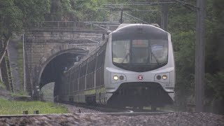 [MTR] 東鐵綫MLR E1/E26 及 E100/E22 雨中駛經五號隧道