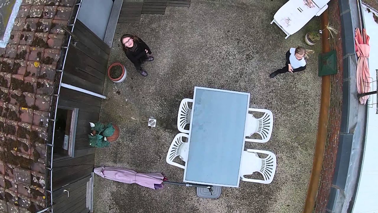 Ah les filles et le drône....