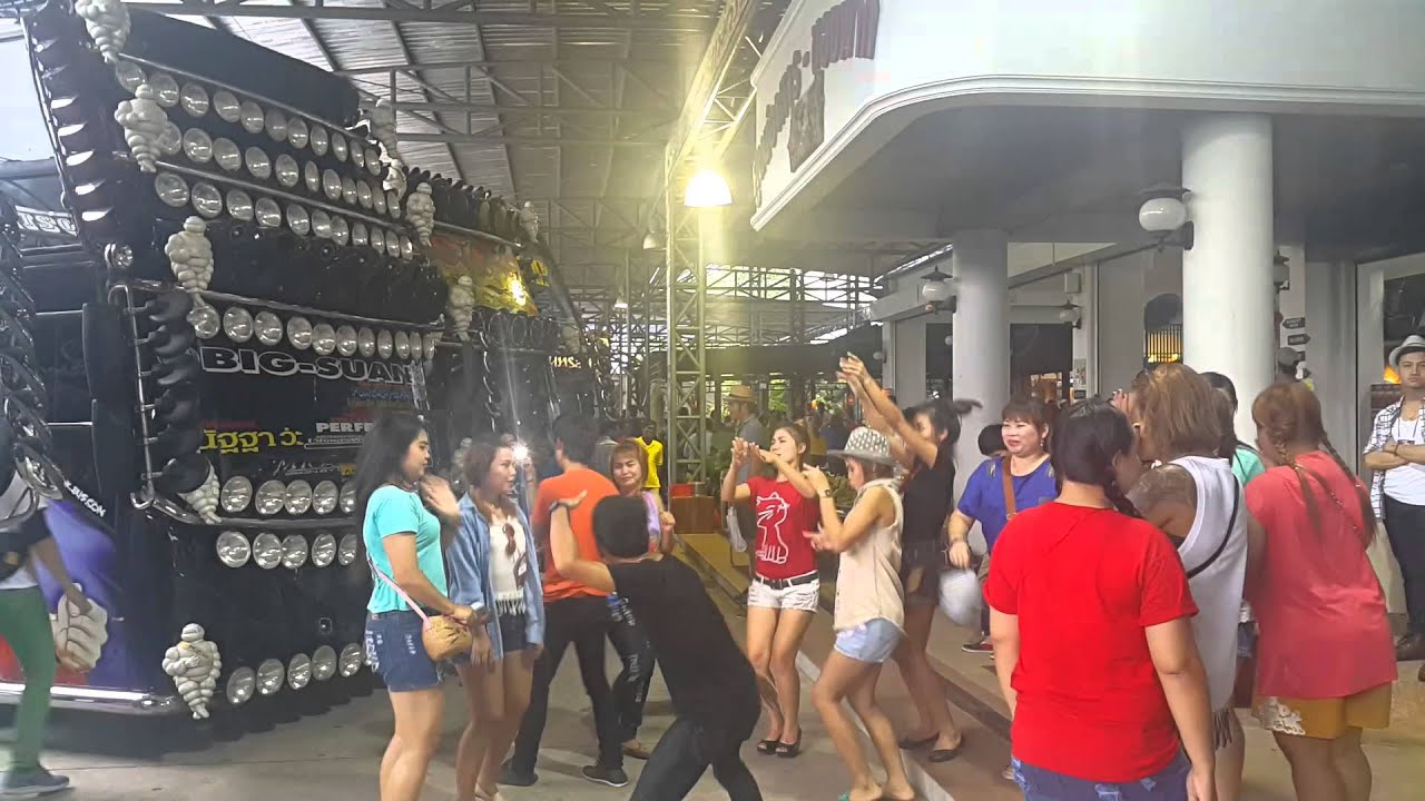 บรรยากาศความมันส์ระหว่างทางในขบวนหยุดโลก ทาคาตะ 2015