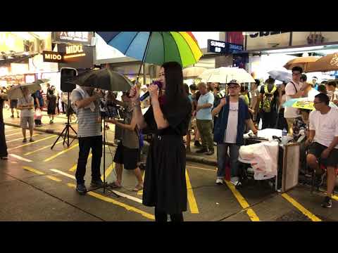 風雨同路「街頭女皇*傾盆大雨*逾百人默默陪伴*風雨雨裹都一直在這裡。」(2018-06-24）香港街頭藝人及唱作音樂人彭梓嘉老師