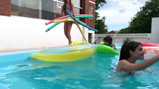 ISABELLE SALTOU NA PISCINA 💦🐬 - Modelo Julinha e Isabelle 💕