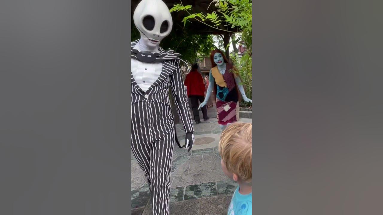 This is Halloween Disneyland Paris #halloween #dlp #nightmarebeforechristmas #jackandsally