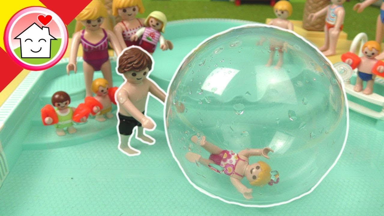 Playmobil en español La familia Hauser con la bola de agua hinchable en el parque acuático