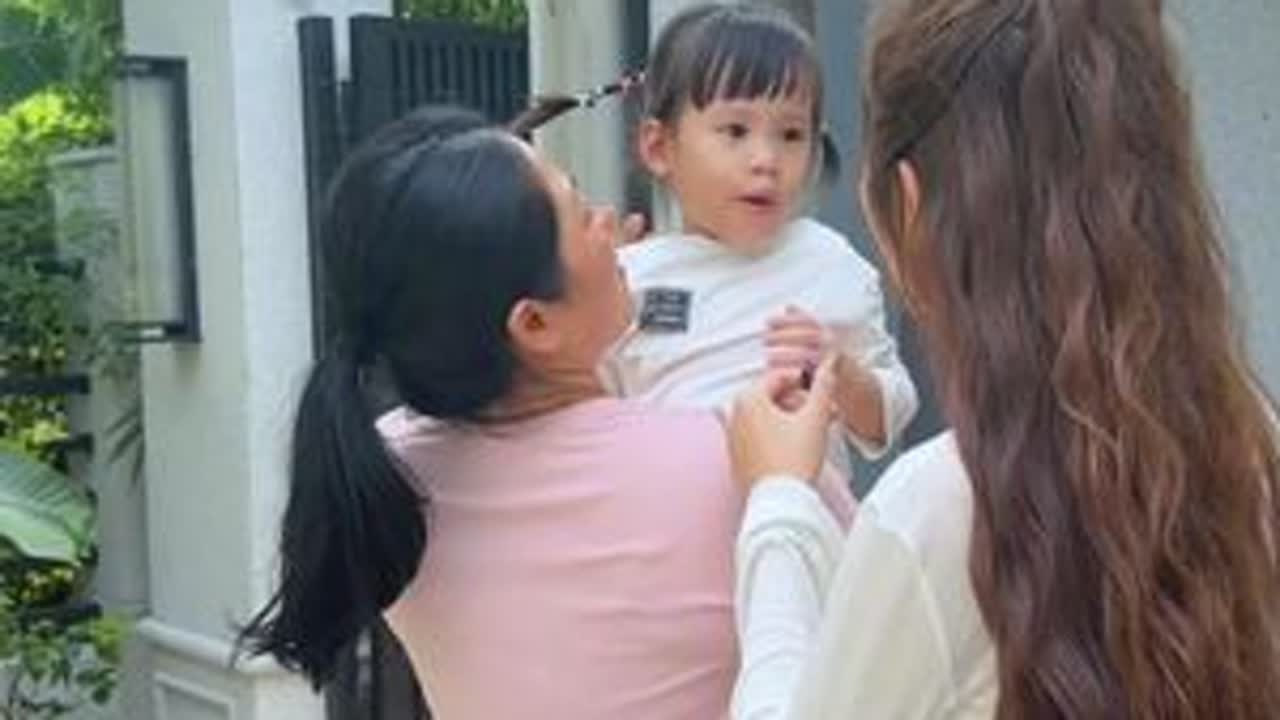 一下子觉得小阿七和二宝都长大了好多，每次出门都要粘着妈妈不舍得我走。你们有没有一样的情况。#女儿控👧请你慢慢长大🖤 #亲子 #记录真实生活