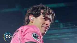 Nick Jonas dei Jonas Brothers si esibisce con una maglia di Del Piero