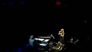 Video thumbnail of "FABIANA CANTILO  feat FITO PAEZ - Tres agujas (en vivo)"