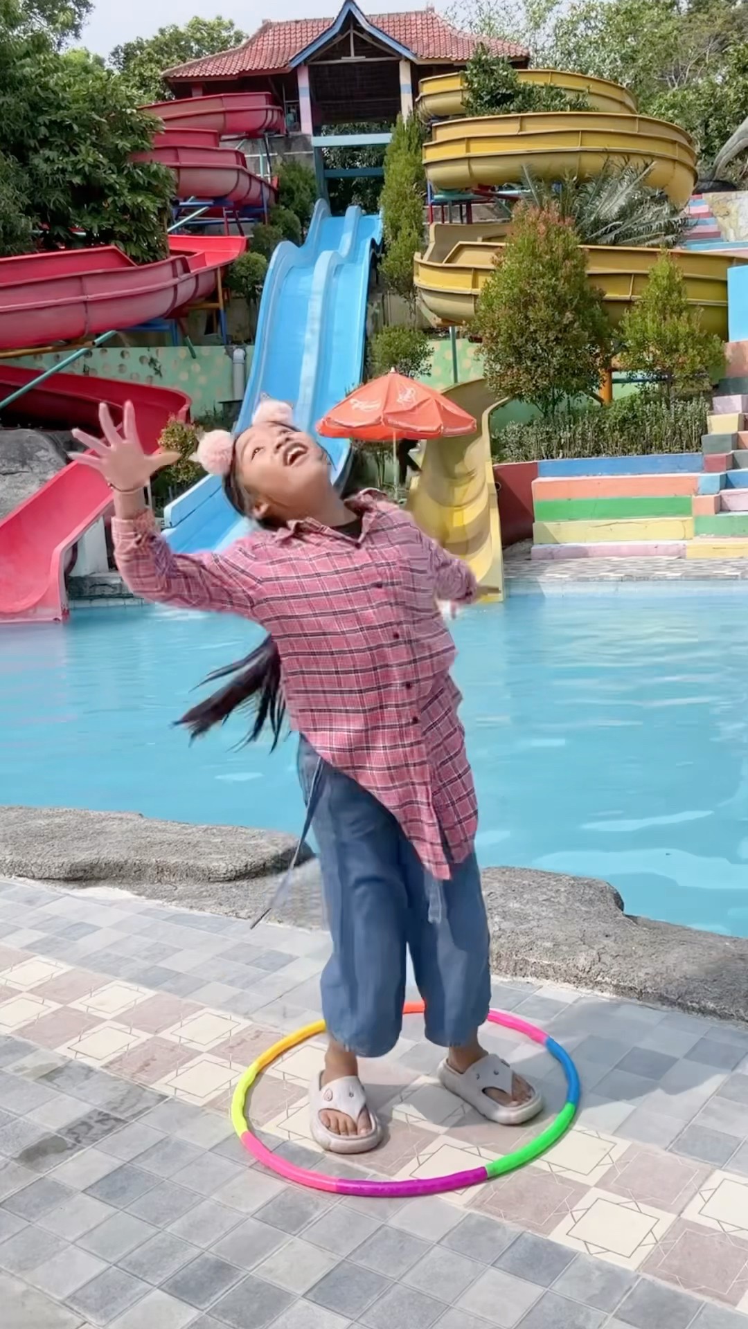 Pergi ke Kolam Renang pake Hulahup??