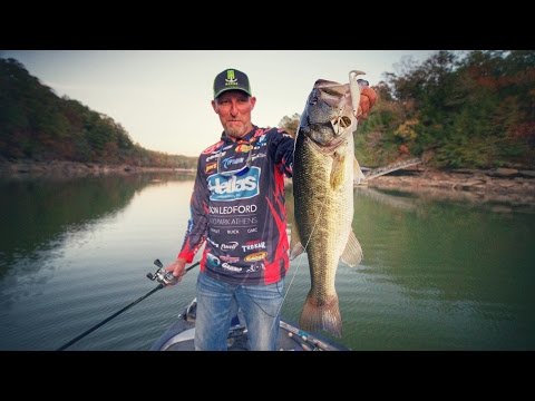 Buzzbait Bass Fishing on Falling Water 