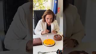 Η Ντόρα Μπακογιάννη έχει γενέθλια και έσβησε κεράκια!