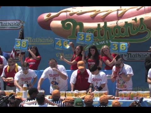 Video: Kontes Makan Hot Dog 4 Juli Pulau Coney